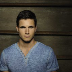 Author Robbie Amell