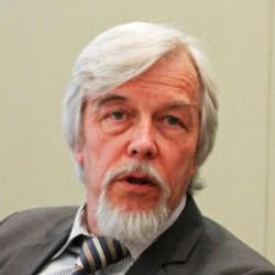 Author Rolf-Dieter Heuer