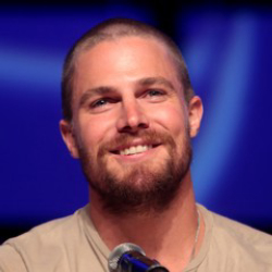 Author Stephen Amell
